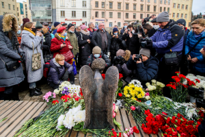 На Карповке дважды открыли памятник врачам — одна церемония была официальной, другая «народной». Как так получилось и кто создавал мемориал